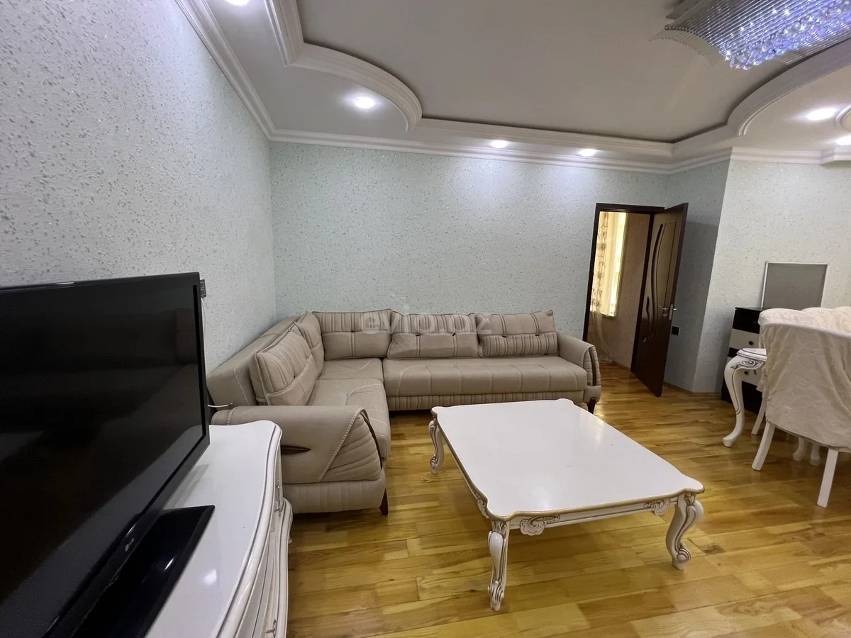 Kirayə 3 otaqlı mənzil 8 Noyabr metrosu yaxınlığında — Bakı