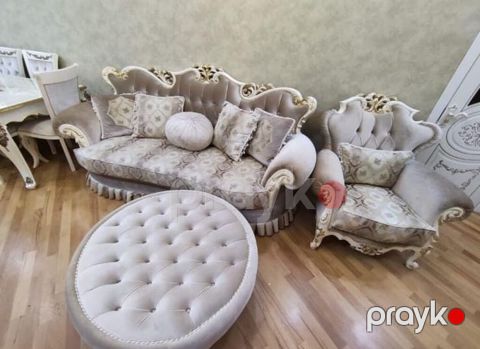 Divan dəsti 1000azn satılır. 2 kreslo,1 divan var və jurnalni — Qobu