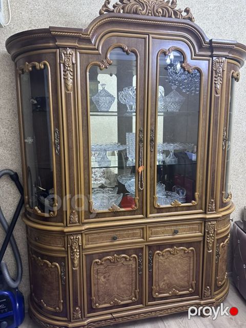 Klassik üslubda vitrin-bufet mebeli - Material: təbii ağac fakturalı — Bakı