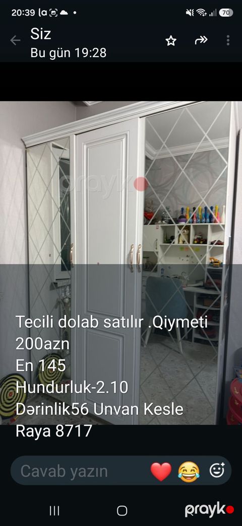 Ağ rəngli üç qapılı paltar dolabı. Yan qapılar tam boy güzgülüdür — Sumqayıt
