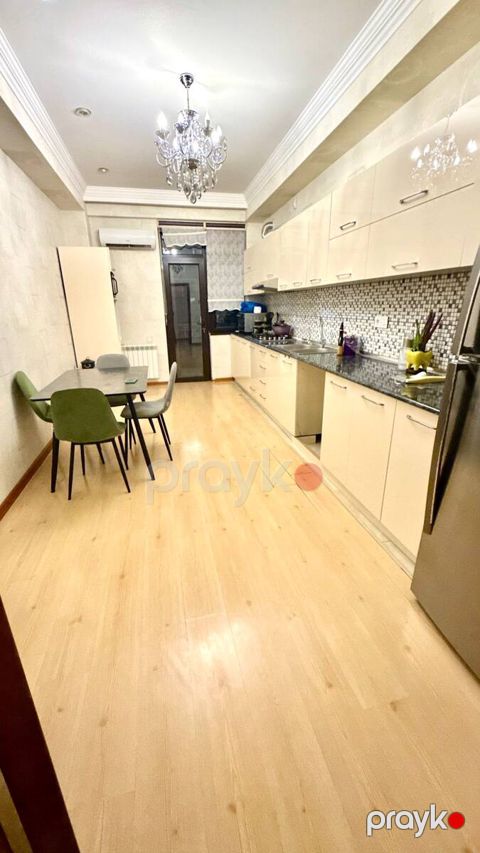 İcarəyə verilir 3 otaqlı yeni tikili 180 m²