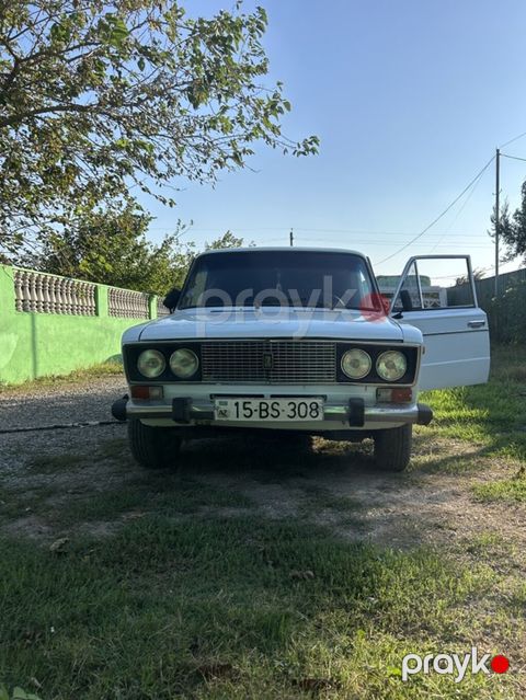 VAZ 2106 sedan, ağ rəng. Klassik kuzov dizaynı, xrom dekor elementləri — Sumqayıt