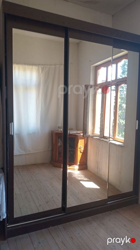 Qiymeti 150 Azn Dolap satilir .Hun 2.40 eni 1.90 derin 80 sm .Unvan — Mehdiabad