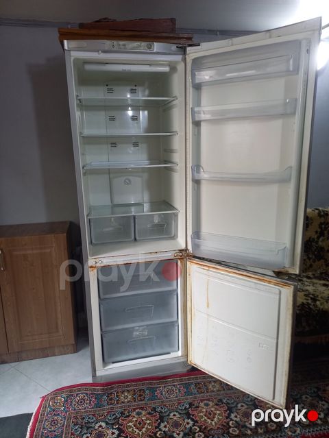 Indesit iki qapılı soyuducu - Rəng: metalik gümüş - Üst bölmə — Bakı