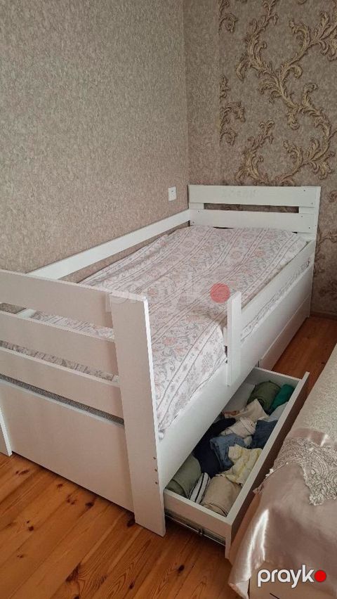 Yataq. Satılır 200 azn. Matras+ çatdırılma daxil (şəhər içi). Səliqəli — Bakı