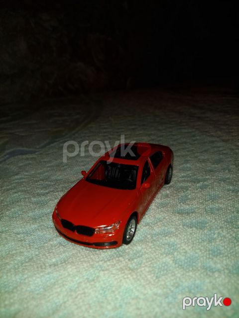 Qırmızı sedan miniatür avtomobil modeli - Material: metal gövdə — Masazır