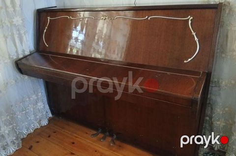 Klassik üslubda şaquli pianino. Tünd qəhvəyi rəngli taxta korpusa — Bakı