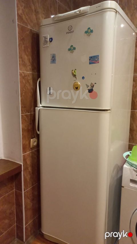 İşlənmiş 2 qapılı Indesit Soyuducu Satılır, rəng - Ağ, Təkərli — Bakı