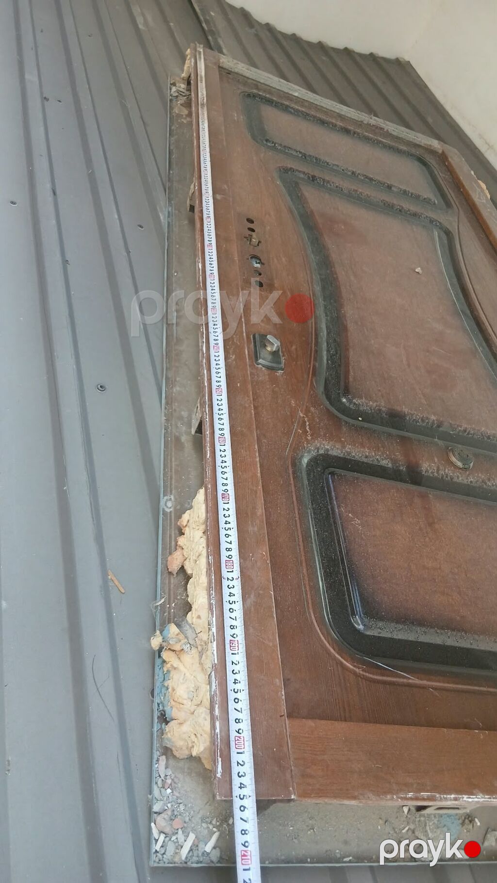 Dəmir giriş qapısı – taxta teksturalı rəngdə, üç hissəli qara dekor — Pəncərələr, qapılar, balkonlar, Digah (2)