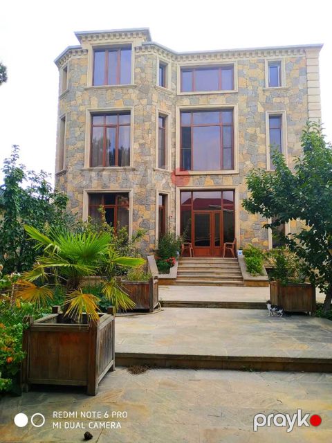 Satılır 10 otaqlı həyət evi/bağ evi 650 m² — Bakı