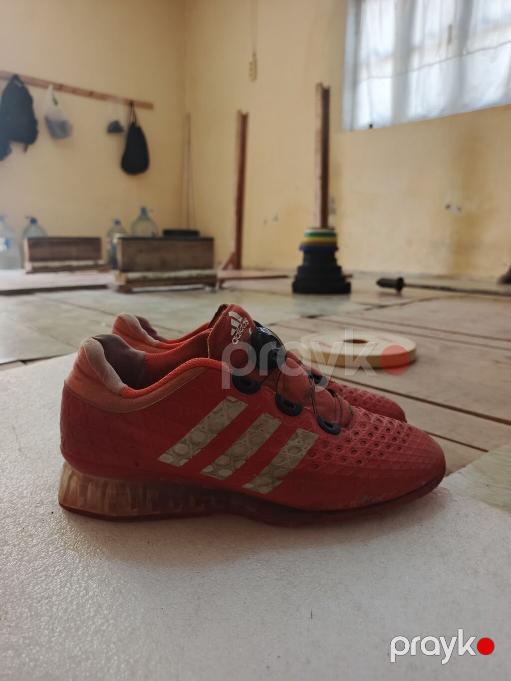 Satılır: idman ayaqqabısı - Brend: Adidas - Rəng: qırmızı, yan hissədə — Krossovkalar, Bakı (3)