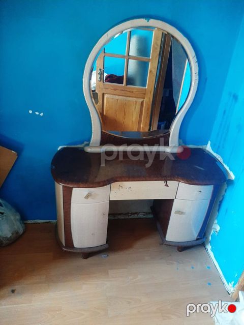 Taxtadan hazırlanmış kosmetik masa güzgü ilə - Klassik üslubda, iri — Digah