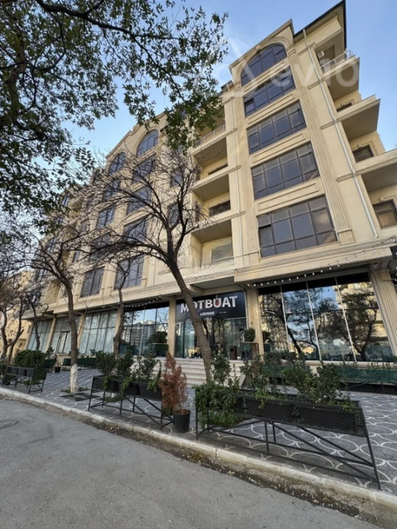 3 otaqlı mənzil, 122 m², İnsaatcilar metro
