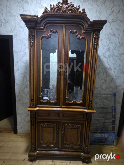Klassik üslubda, keyfiyyətli və möhkəm servant satılır. Üst hissəsi — Bakı