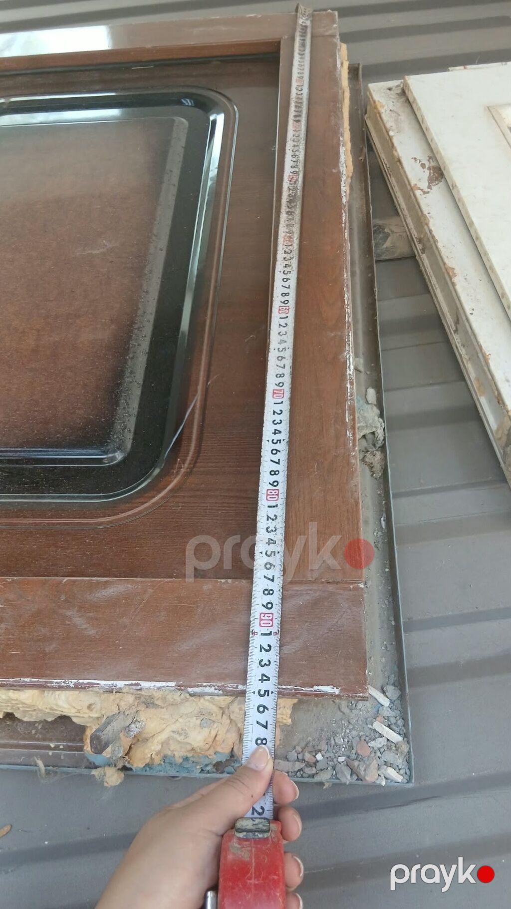 Dəmir giriş qapısı – taxta teksturalı rəngdə, üç hissəli qara dekor — Pəncərələr, qapılar, balkonlar, Digah (5)