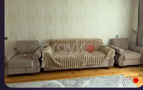 Açılan bazalı divan Desti satılır 220 manata.az istifade olunub Unvan — Bakı