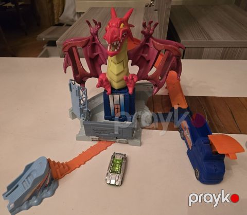 Hotwheels oyun yolu və bir dənə maşın. maşınları əjdahanın qarnına — Bakı