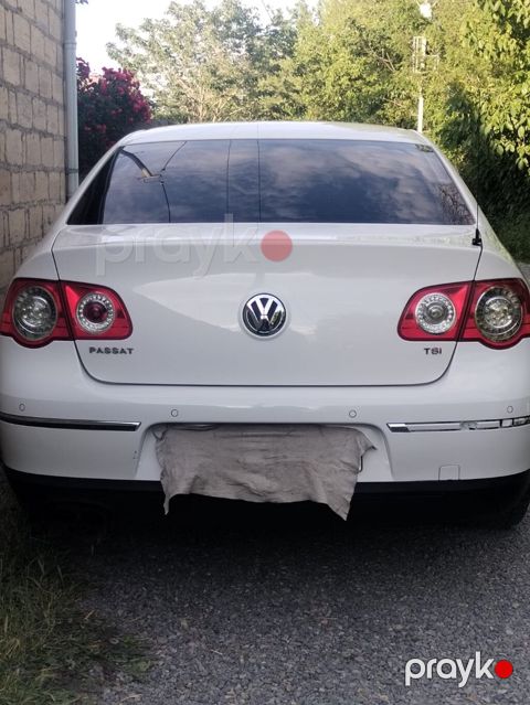 Volkswagen Passat TSI sedan - Kuzov: ağ rəng, sedan - Mühərrik: TSI — Bərdə