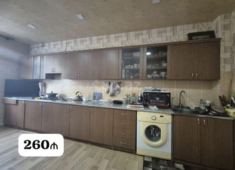 Mətbəx mebeli satılır 260₼. Ölçüsü dəqiq deyil. Üzərində qaz moyka — Mətbəx mebeli