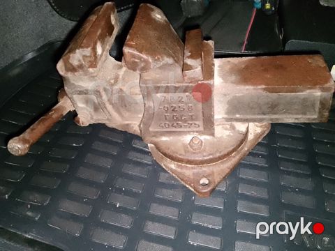 Dəmir torna sıxacı (tiskı). Ağır və möhkəm metal konstruksiyaya malik — Mingəçevir