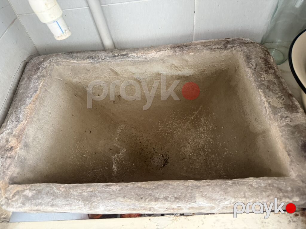 Yerevandan getirilen qara su suzen,suyu filtr eden daş — Lavabolar, Bakı (3)