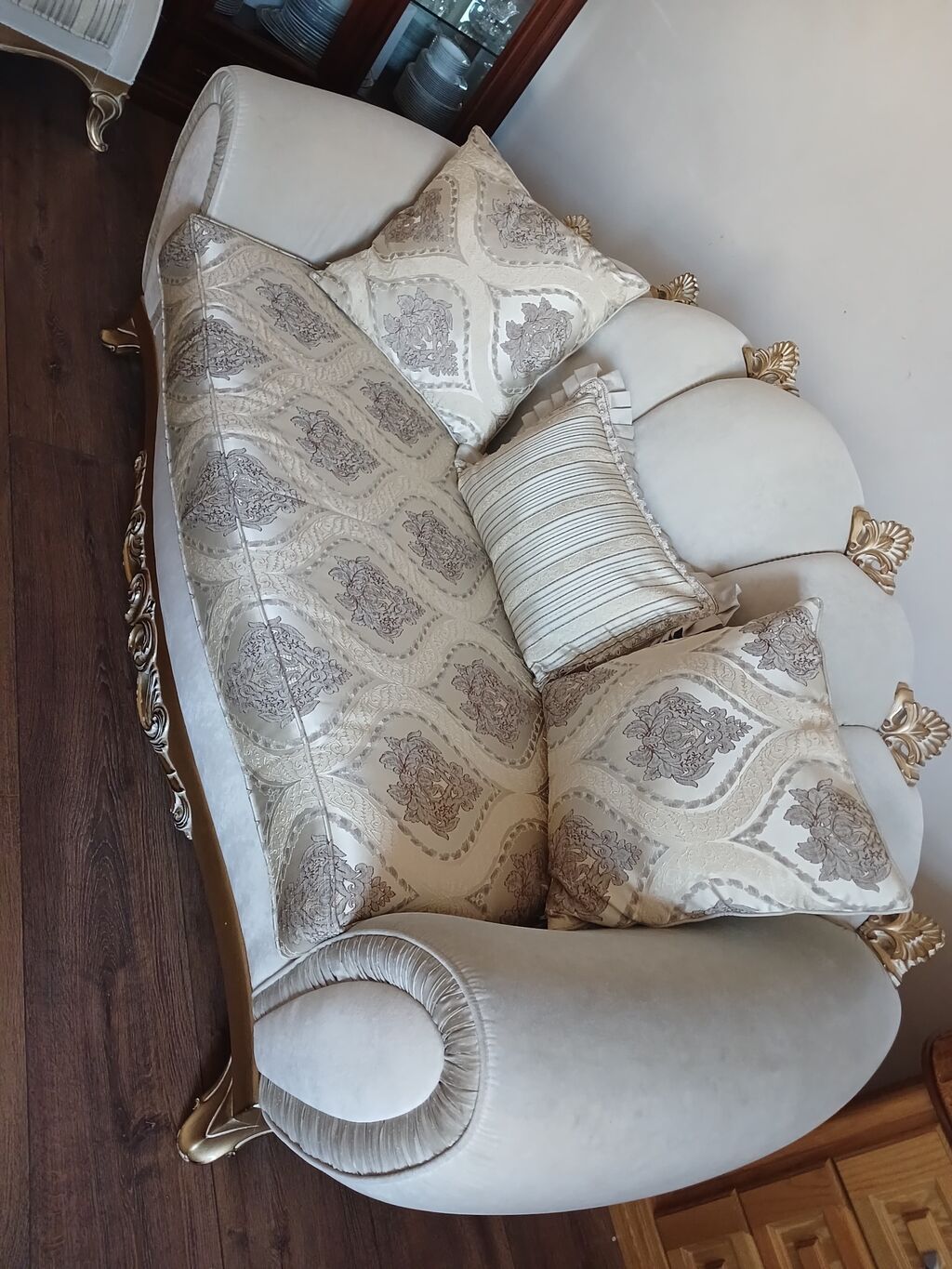 Klassik üslubda yumşaq mebel dəsti - Tərkib: 1 ədəd ikiyerlik divan + — Yumşaq mobilya dəstləri, Bakı (5)