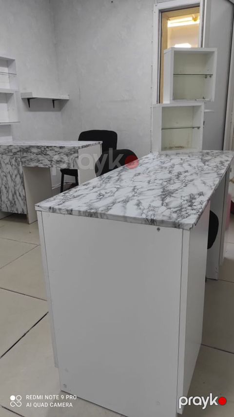 Ofis/mebel dəsti – iş masaları, rəflər və kreslolar Məhsulun tərkibi
