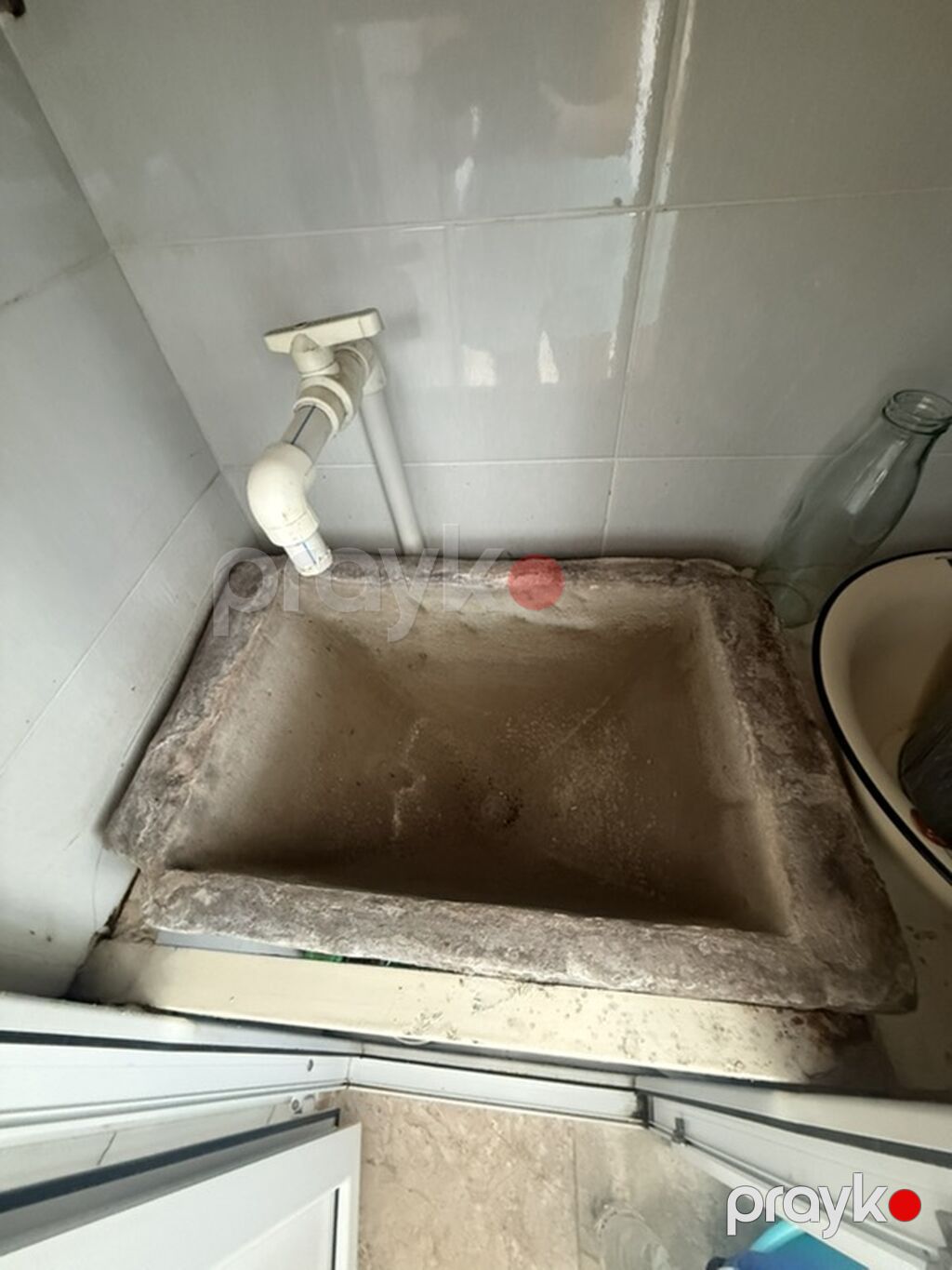 Yerevandan getirilen qara su suzen,suyu filtr eden daş — Lavabolar, Bakı (4)