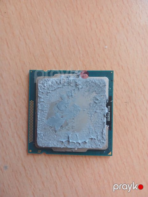 Intel masaüstü prosessoru i3-3240 3.4ghz normal veziyyetde üstündə — Bakı