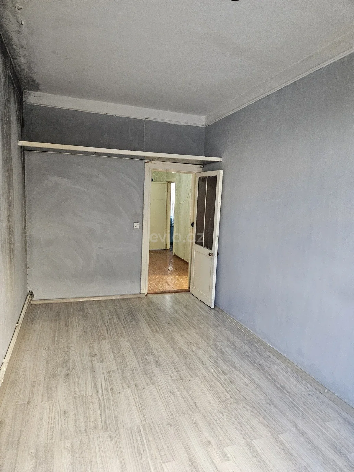 2 otaqlı orta təmirli mənzil satılır 5-ci mikrorayonda — Bakı