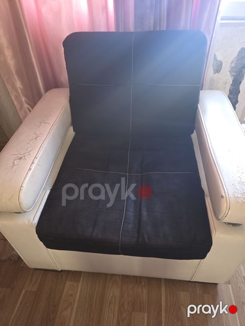 Geniş oturacaqlı, yumşaq kreslo - Rəng: ağ karkas və qara — Bakı