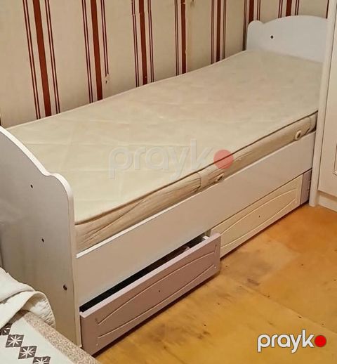 Ağ rəngli tək nəfərlik çarpayı və döşək dəsti. Xüsusiyyətlər — Bakı