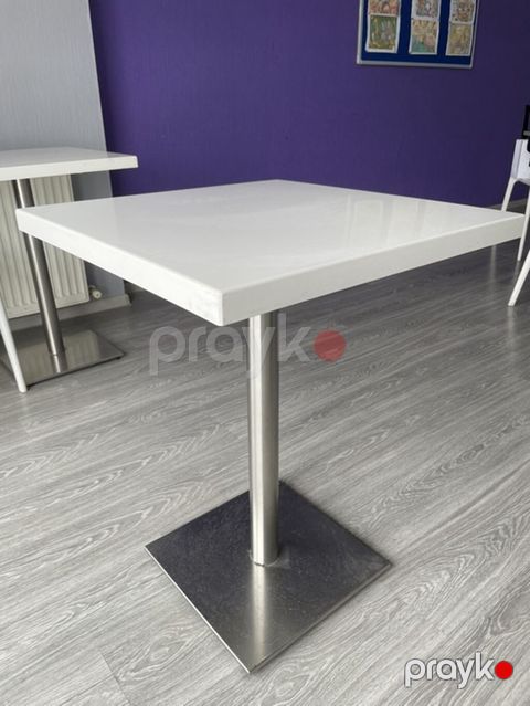 Masa – kvadrat formalı, müasir dizaynlı. - Üst hissə: yüksək — Bakı