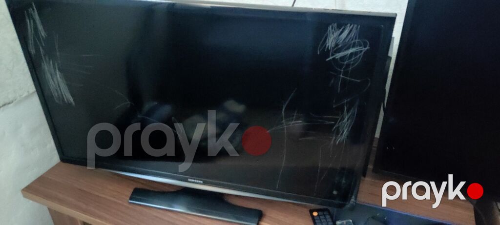 Samsung LED televizor, təxmini 40–43 düym diaqonal (16:9). Standı və — Televizorlar, Bakı (2)