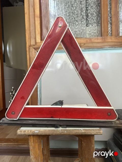 Avtomobil üçün reflektorlu xəbərdarlıq üçbucağı - Qırmızı rəngli — Xırdalan