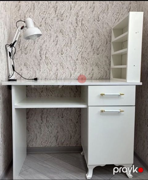 Dırnaq masası. Satılır 120 azn. Lampa üstündə verilir. Ünvan — Bakı