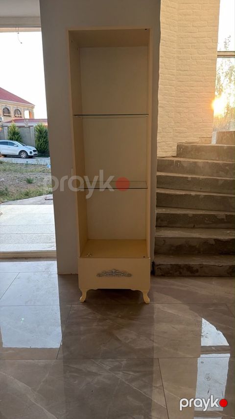 Klassik üslubda krem rəngli qonaq otağı dəsti - 1 ədəd hündür — Masazır