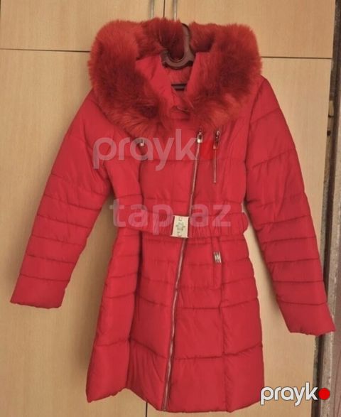 Qış qadın paltosu – qırmızı rəng - Model: beldən yığma, dizə qədər — Bakı