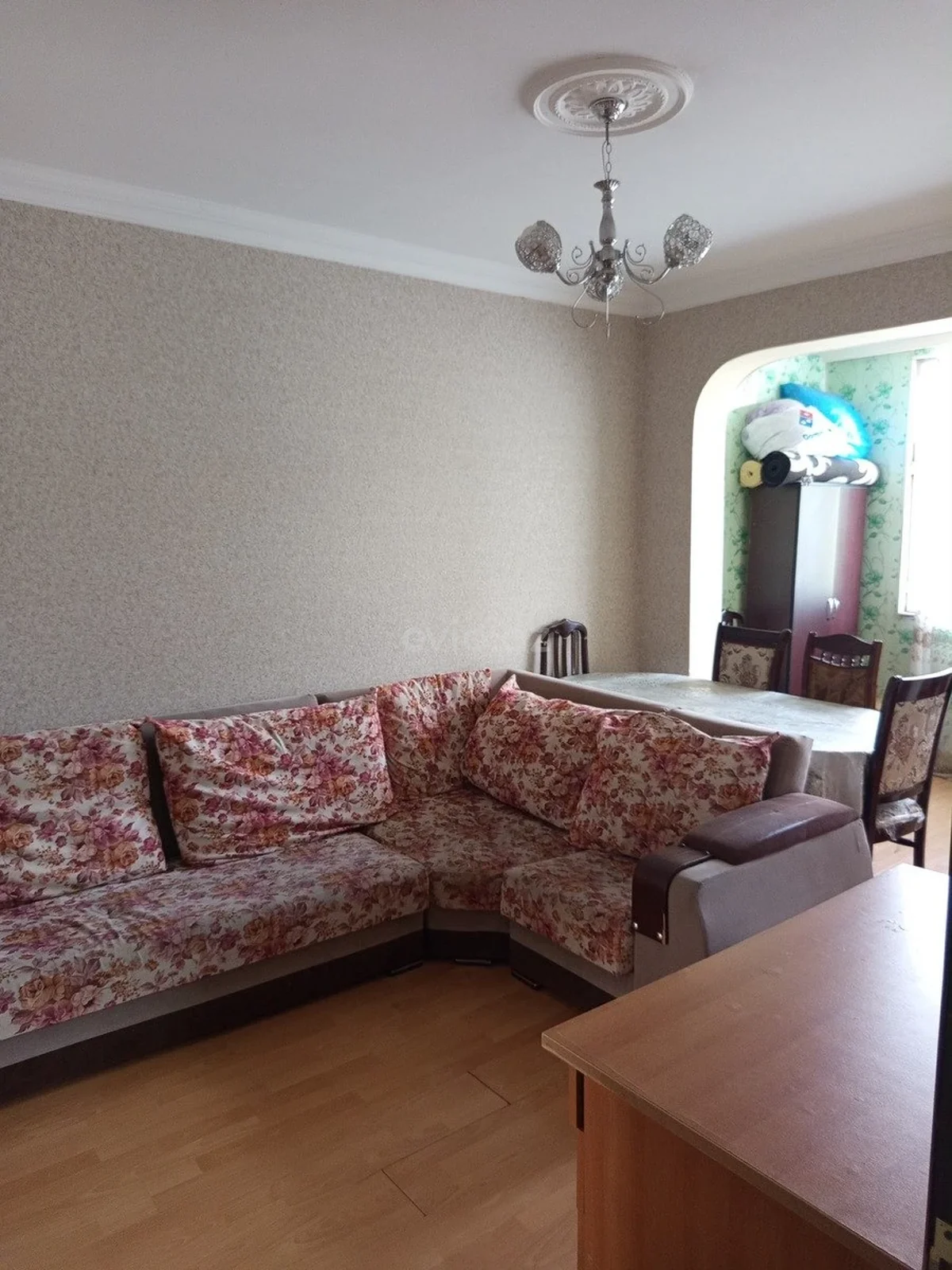 2 otaqlı orta təmirli mənzil satılır 1-ci mikrorayonda — Bakı