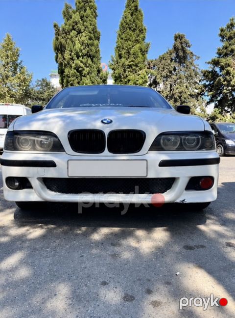 BMW 5 Series E39 sedan – ağ rəngdə. - Eksteryer: M paket üslublu — Qusar