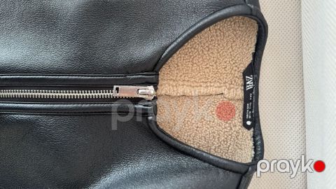 Удлинённая женская куртка Zara, размер S. Чёрная модель под кожу с