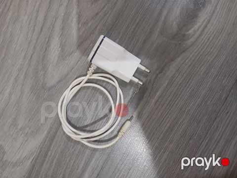 Yenidi Nokia markalı şarj adapteri və kabel. Ağ rəngli, Avropa tipli — Xırdalan