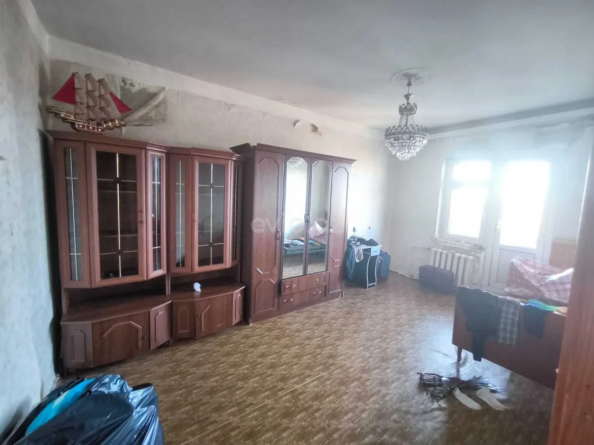 3 otaqlı orta təmirli mənzil satılır Köhnə Günəşli qəsəbəsində — Bakı