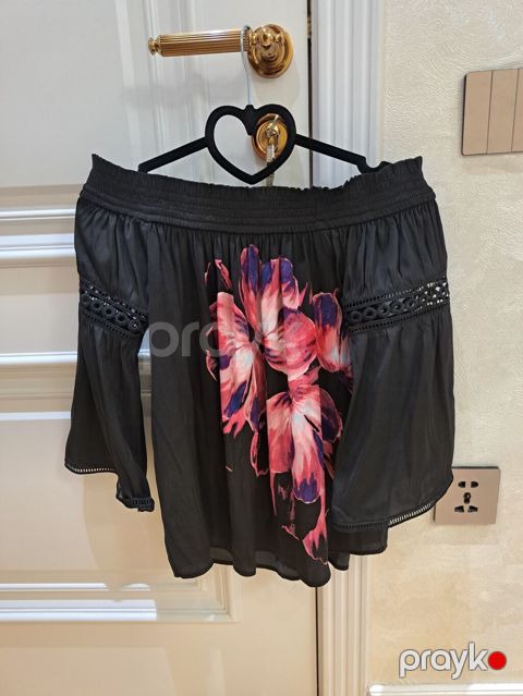 Jennifer Lopez brendinin qadın bluzası - Model: off-shoulder — Bakı