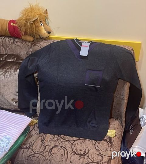 Kişi sviteri Brend "Prada" - Model: V yaxalı klassik sviter - Rəng