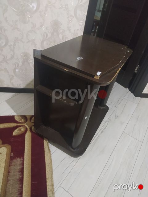 Tünd qəhvəyi rəngdə kiçik TV/medianı kabineti. - Material — Bakı