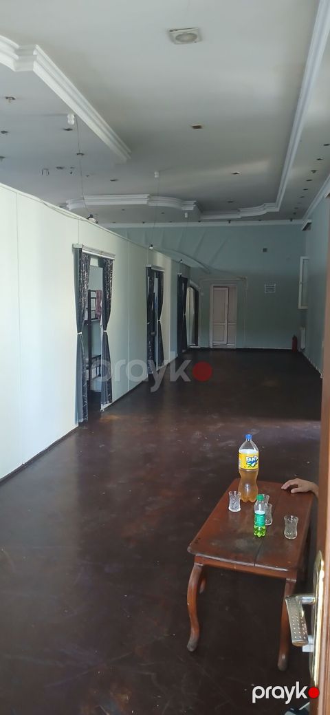 Köməkçi yataqxana/hostel tipli obyekt – uzun dəhliz boyunca pərdələrlə — Bakı