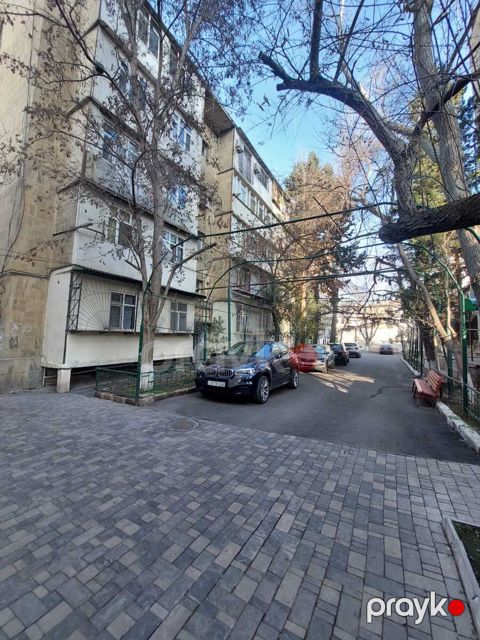 Satılır 2 otaqlı köhnə tikili 65 m² — Bakı