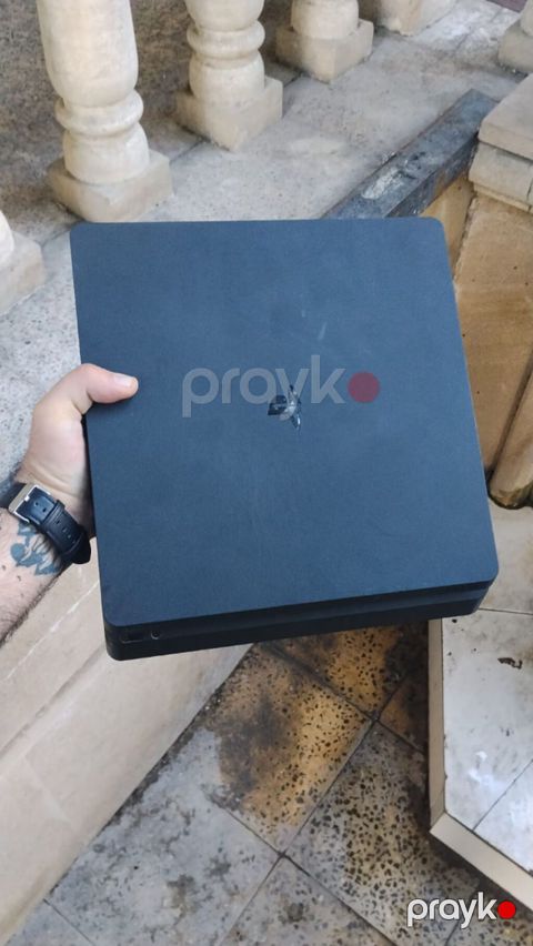 Playstation 4 slim 1tb. Evdə istifadə olunub problemsizdir. sonuncu — Bakı