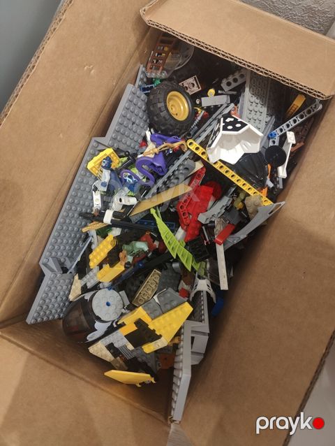 Lego detalı qarışıq dəst - Böyük karton qutuda müxtəlif Lego — Bakı